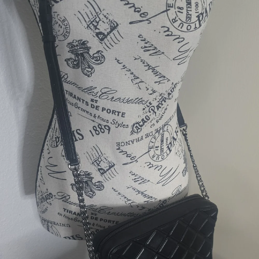 Michael Kors Black Diamond Quilted Crossbody Bag W/ Gunmetal Hardware (EUC)🩶🖤 - Picture 3 of 13